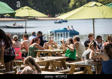 Il turista a godere il sole in tutta Londra come il Regno Unito si crogiola in 33C del sole durante il giorno più caldo dell'anno il 29 giugno 2019 Foto Stock