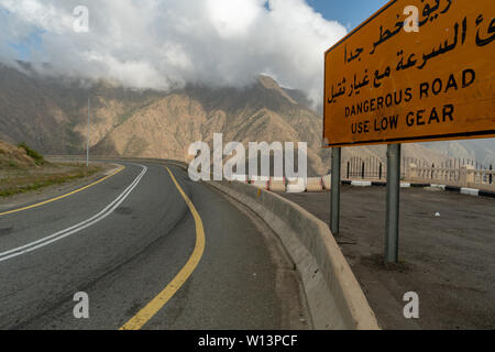 Mountaneous scenario stradale nella Provincia di Asir, Arabia Saudita Foto Stock