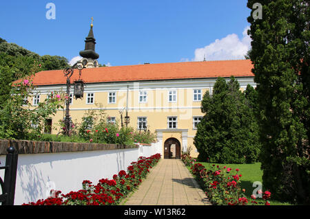 Vista di Novo Hopovo Monastero di Fruska Gora National Park, Vojvodina, Serbia Foto Stock