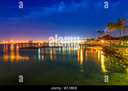 Coronado Bridge e San Diego Downtown grattacieli del centro cittadino dalla spiaggia di Coronado Island, nel sud della California, Stati Uniti d'America. Waterfront skyline Foto Stock