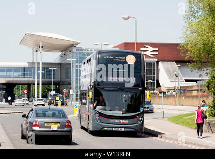 La National Express West Midlands X1 bus service lasciando la stazione internazionale di Birmingham, Inghilterra, Regno Unito Foto Stock