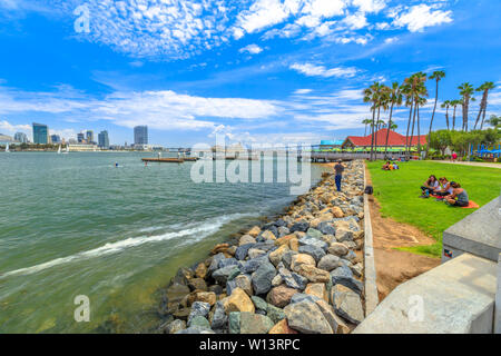 San Diego, California, Stati Uniti - 1 Agosto 2018: Coronado Bridge e San Diego skyline del centro dalla spiaggia shore a Coronado Island, San Diego Foto Stock