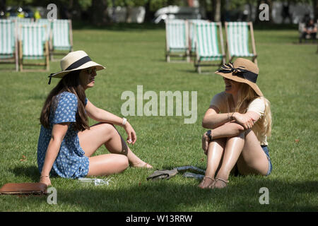 Il turista a godere il sole in tutta Londra come il Regno Unito si crogiola in 33C del sole durante il giorno più caldo dell'anno il 29 giugno 2019 Foto Stock