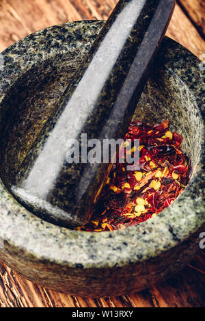 Peperoncino macinato in un mortaio. Elevato angolo di visione Foto Stock
