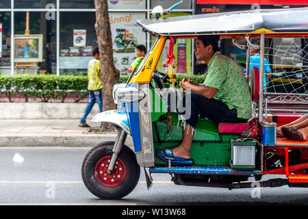 Bangkok, Tailandia - 13 Aprile 2019: tuk tuk taxi la guida sulle strade del quartiere di Silom a Bangkok Foto Stock