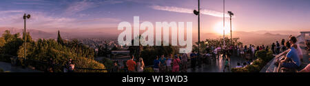 Tramonto sbalorditivo vista panoramica della città di Santiago del Cile dal Cerro San Cristobal, Cile Foto Stock