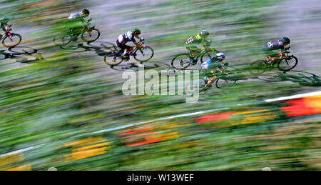 Hohenstein Ernstthal, Germania. Il 30 giugno, 2019. Escursioni in bicicletta, campionato tedesco, la gara su strada 103.20 km, donne al Sachsenring. La femmina driver sono sul loro modo sul Grand Prix via. Credito: Hendrik Schmidt/dpa-Zentralbild/dpa/Alamy Live News Foto Stock