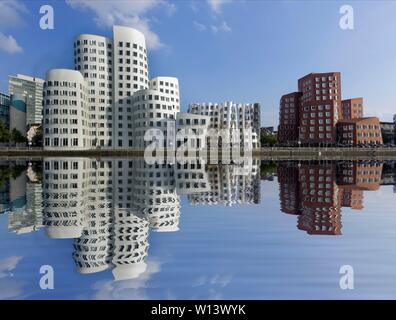 Gehry edifici, riflessione nella Media Harbour, Neuer Zollhof, Dusseldorf, Germania Foto Stock
