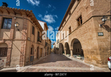 Calle Mayor Street nel villaggio di La Mata de los Olmos, provincia di Teruel, Aragona, Spagna Foto Stock