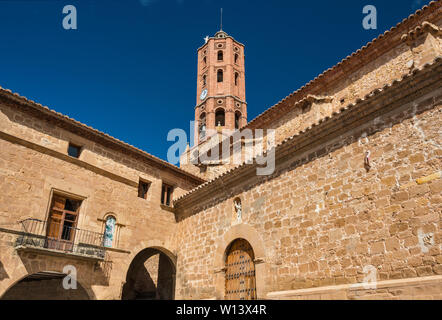 Bellfry a Iglesia de San Bartolome, chiesa cinquecentesca a Plaza Mayor nel villaggio di La Mata de los Olmos, provincia di Teruel, Aragona, Spagna Foto Stock