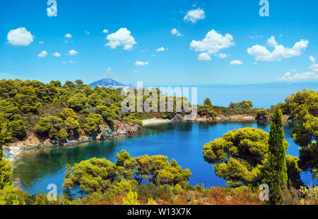 Mattina Estate Mare Egeo con alberi di pino sulla riva, piccole spiagge e Kelifos isola vista da, Sithonia Halkidiki, Grecia. A più riprese la maglia alta-re Foto Stock