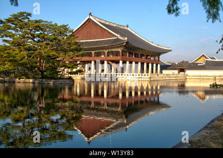 SEOUL, Corea del Sud - 17 Maggio 2015: Padiglione Gyeonghoeru del palazzo Gyeongbokgung, Seoul, Corea del Sud Foto Stock