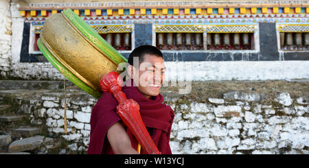 Tawang, Arunachal Pradesh, India - 03 gennaio 2019: monaco buddista cary il tamburo per il festival, in background vi sono il monastero e praye Foto Stock