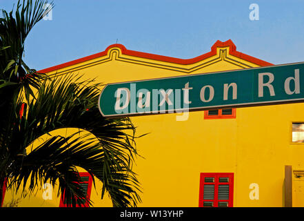 Singapore, Singapore - 07 settembre 2006: un edificio storico con una facciata di colore giallo e rosso di windows su duxton road in Tanjong Pagar Foto Stock