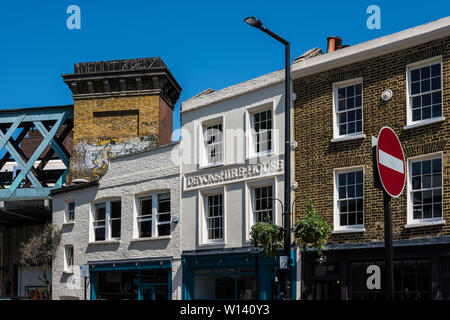 Ferro piatto quadrato, Bankside, Borough di Southwark, Londra, Inghilterra, Regno Unito Foto Stock