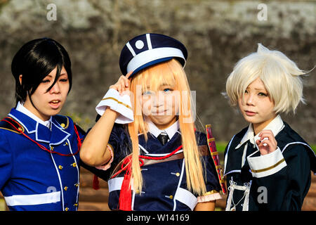 Cos Riproduci evento presso il Castello di Kumamoto Park, Giappone. Testa e spalle colpo di tre giovani donne in posa, vestito in science fiction anime abiti di carattere Foto Stock