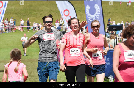 Brighton, Regno Unito. 30 Giugno 2019 - tredici centinaia di corridori prendere parte nella soleggiata ma le condizioni dello scambiatore di calore in Cancer Research UK Race per la vita evento nel Parco Stanmer Brighton . I corridori affrontano 5k e 10k sollevando i corsi di migliaia di sterline per la carità . Credito: Simon Dack / Alamy Live News Foto Stock