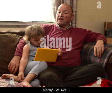 Romany viaggiatore Tom prezzo a casa a Pencoed con il suo partner Luanne e figlia Maggie. Egli è raffigurato al suo smallholding con il boss di Galway Foto Stock