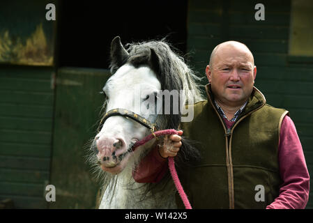 Romany viaggiatore Tom prezzo a casa a Pencoed con il suo partner Luanne e figlia Maggie. Egli è raffigurato al suo smallholding con il boss di Galway Foto Stock