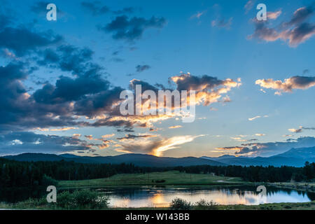 Tramonto su un piccolo lago nel Colorado Montagne Rocciose, noto come Los Lagos serbatoio numero tre. Nei pressi di Kelly Dahl il campeggio e la città di Nederland, CO. Foto Stock