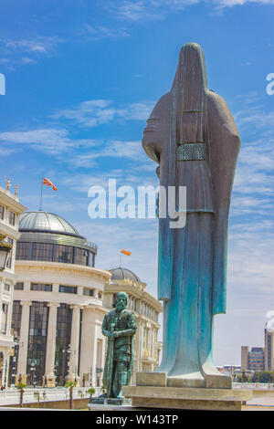 Vista posteriore di Madre Teresa un monumento a Skopje in Macedonia del nord Foto Stock