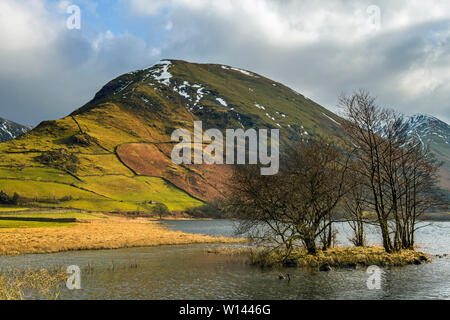 La linguetta e caudale salendo in alto sopra i fratelli acqua nel Parco Nazionale del Distretto dei Laghi Foto Stock