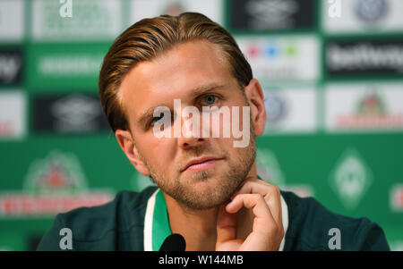 Bremen, Germania. Il 30 giugno, 2019. Esordiente Niclas Füllkrug dalla Bundesliga soccer team Werder Brema guarda nel round durante la sua presentazione. Credito: Carmen Jaspersen/dpa - NOTA IMPORTANTE: In conformità con i requisiti del DFL Deutsche Fußball Liga o la DFB Deutscher Fußball-Bund, è vietato utilizzare o hanno utilizzato fotografie scattate allo stadio e/o la partita in forma di sequenza di immagini e/o video-come sequenze di foto./dpa/Alamy Live News Foto Stock