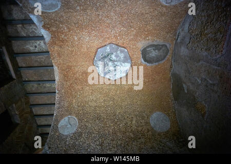 Domus Aurea dell'Imperatore Nerone luogo d'oro attualmente in fase di scavo la metropolitana vicino al Colosseo a Roma Foto Stock