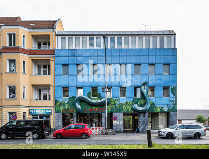 Schmiedeke Optik ottico in edificio blu con 3-D snake sulla facciata in Scharnweberstrasse, Reickenendorf-Berlin Foto Stock