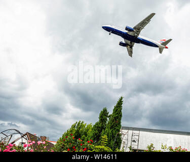 British Airways piano nell'aria. Avvicinamento in aereo l'aeroporto di Tegel e prossimi al Land di Berlino Foto Stock