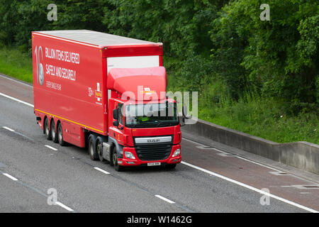 DAF CF autostrada. Red rimorchio articolato la guida su autostrada del Regno Unito la sua pubblicità16 miliardi gli oggetti consegnati ogni anno- pesante di merci alla rinfusa camion di consegna trasporti, autocarro, trasporto, carrello, cargo, veicolo, consegna, trasporti, industria, merci sulla M6 a Lancaster, Regno Unito Foto Stock