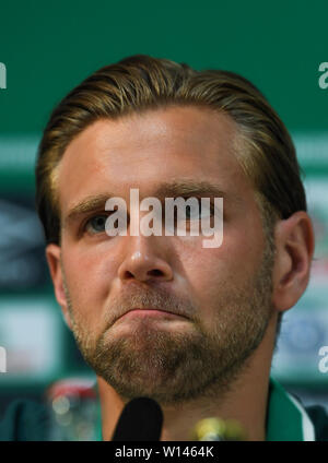 Bremen, Germania. Il 30 giugno, 2019. Esordiente Niclas Füllkrug dalla Bundesliga soccer team Werder Brema guarda nel round durante la sua presentazione. Credito: Carmen Jaspersen/dpa - NOTA IMPORTANTE: In conformità con i requisiti del DFL Deutsche Fußball Liga o la DFB Deutscher Fußball-Bund, è vietato utilizzare o hanno utilizzato fotografie scattate allo stadio e/o la partita in forma di sequenza di immagini e/o video-come sequenze di foto./dpa/Alamy Live News Foto Stock