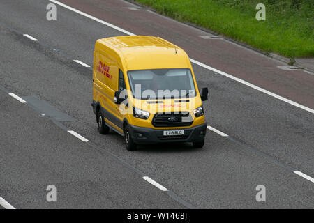 DHL delivery uomo 2018 giallo Ford Transit 290; M6, Lancaster, Regno Unito; il traffico veicolare, trasporti, moderno, nord-legato sulla 3 corsie. Foto Stock