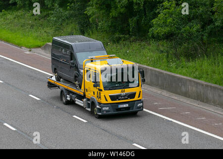 AA Van camion di recupero portante ripartiti van; vista laterale del soccorso recupero ripartizione autocarro carrello trasportatore trasportare senza contrassegno nero van guidando lungo la M6, Lancaster, Regno Unito; il traffico veicolare, trasporti, moderno, nord-legato sulla 3 corsie. Foto Stock