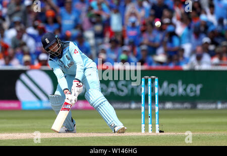 Inghilterra è Joe Root colpisce la palla prima di essere catturati fuori dall India di Hardik Pandya, colpiti da Mohammed Shami, durante la ICC Cricket World Cup group stage corrispondono a Edgbaston, Birmingham. Foto Stock