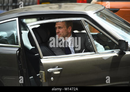 Una controfigura all'interno di una Aston Martin come riprese per il prossimo film di James Bond avviene sul Mall a Londra. Il come-ancora-untitled progetto è stata ripresa in Giamaica e in Pinewood Studios ma il funzionario 007 account Twitter ha confermato la spy film è ora riprese nella capitale. Foto Stock