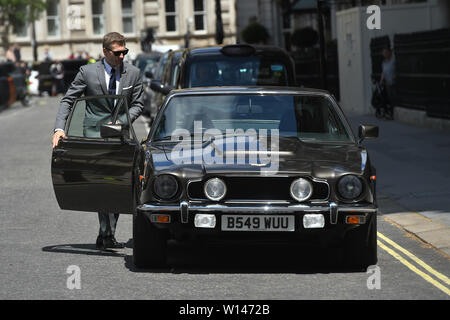 Una controfigura sorge accanto a un Aston Martin come riprese per il prossimo film di James Bond avviene sul Mall a Londra. Il come-ancora-untitled progetto è stata ripresa in Giamaica e in Pinewood Studios ma il funzionario 007 account Twitter ha confermato la spy film è ora riprese nella capitale. Foto Stock