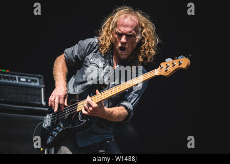 Bologna, Italia. Il 27 giugno, 2019. Mike Dean, bassista americano di heavy metal band la corrosione di conformità, esecuzione dal vivo sul palco a Bologna al Bologna Sonic Park 2019 sempre prima edizione, apertura per Slipknot. Credito: Alessandro Bosio/Pacific Press/Alamy Live News Foto Stock