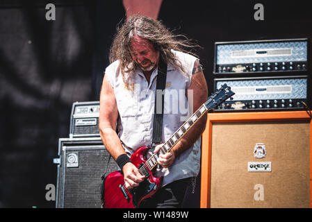 Bologna, Italia. Il 27 giugno, 2019. Woody Weatherman, chitarrista e fondatore della American heavy metal band la corrosione di conformità, esecuzione dal vivo sul palco a Bologna al Bologna Sonic Park 2019 sempre prima edizione, apertura per Slipknot. Credito: Alessandro Bosio/Pacific Press/Alamy Live News Foto Stock