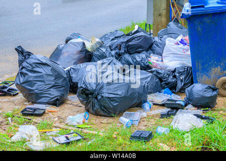 Pila garbage nero su strada e di gocce di pioggia sul sacco in città con lo spazio di copia consente di aggiungere del testo Foto Stock