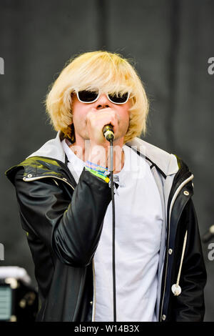 File foto datata 26/06/15 di Tim Burgess eseguendo con i ciarlatani sull'altro stadio presso il festival di Glastonbury, come guardia di sicurezza Kevin Cox virale è andato dopo essere stato avvistato a cantare le parole da uno a un altro come la lingua inglese rock band ha suonato al festival di quest'anno. Foto Stock