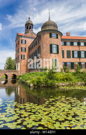 Stagno e torri del castello in Eutin, Germania Foto Stock