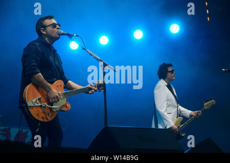 29.06.19 James Dean Bradfield e Nicky filo della manic street predicatori eseguire presso il Castello di Cardiff Foto Stock