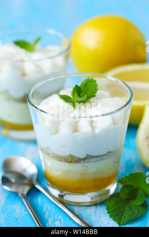 Limoncello - Dessert italiano. Cheesecake al limone Mousse con panna montata in CUPS. Estate dessert. Foto Stock