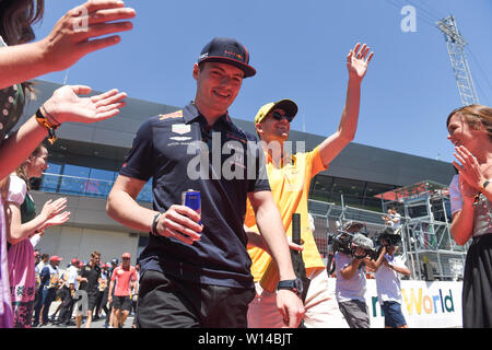 Spielberg. Il 30 giugno, 2019. La Red Bull di Max Verstappen (L) e Renault è Daniel Ricciardo assistere alla sfilata di pista prima della gara di Formula 1 2019 Austrian Grand Prix al Red Bull Ring in Spielberg, Austria, 30 Giugno, 2019. Credito: Guo Chen/Xinhua/Alamy Live News Foto Stock