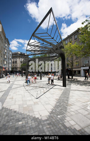 SOFIA, BULGARIA - 30 giugno 2019: Rinnovato 'Slaveikov' piazza nel centro di Sofia, Bulgaria Foto Stock