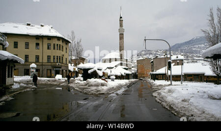 Il 28 marzo 1993 durante l'assedio di Sarajevo: la vista verso est lungo il Marsala Tita Street attraverso la piazza in Baščaršija, la zona della città vecchia. Il telaio centrale è la Baščaršija (Havadza Durak moschea). Foto Stock