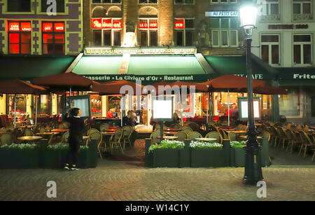 Night immagine lato nord del Grote Markt square con le sue incantevoli street cafe, luogo di incontro del Brugelings e turisti. Bruges, Belgio. Foto Stock