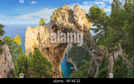 L'arco naturale di Capri, Italia. Una vista guardando indietro all'elefante, a forma di arco naturale dal sentiero costiero sull'isola di Capri. Foto Stock