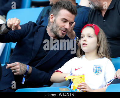 (190630) -- Pechino, 30 giugno 2019 (Xinhua) -- David Beckham e sua figlia Harper Beckham guarda i quarti di finale di partita tra Inghilterra e Norvegia al 2019 FIFA Coppa del Mondo Femminile a Stade Oceane a Le Havre, Francia, 27 giugno 2019. (Xinhua/Cheng Tingting) Foto Stock